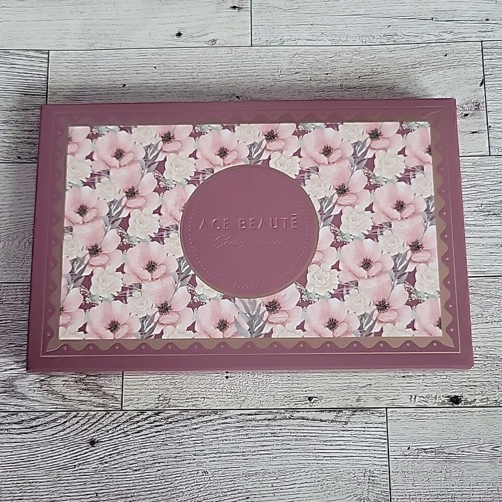 Ace Beaute Smokey Roses Eyeshadow Palette